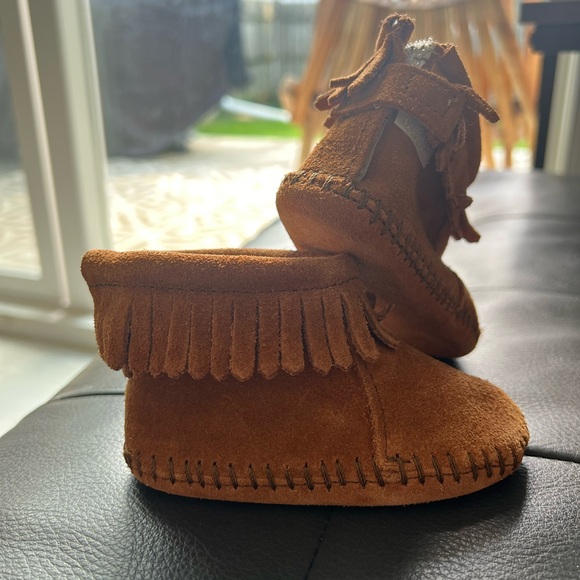 MINNETONKA | size 2 | infant back flap bootie - Picture 3 of 5